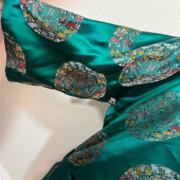 Luxurious Green Satin Kimono Robe - Picture 2 of 7